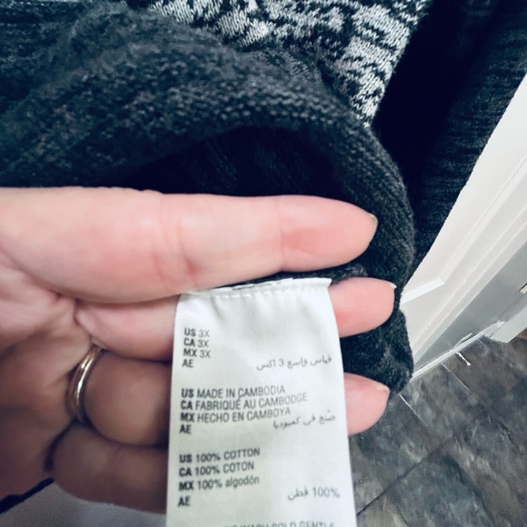 Karen Scott Heather Gray Knit and black Top. - Picture 5 of 6